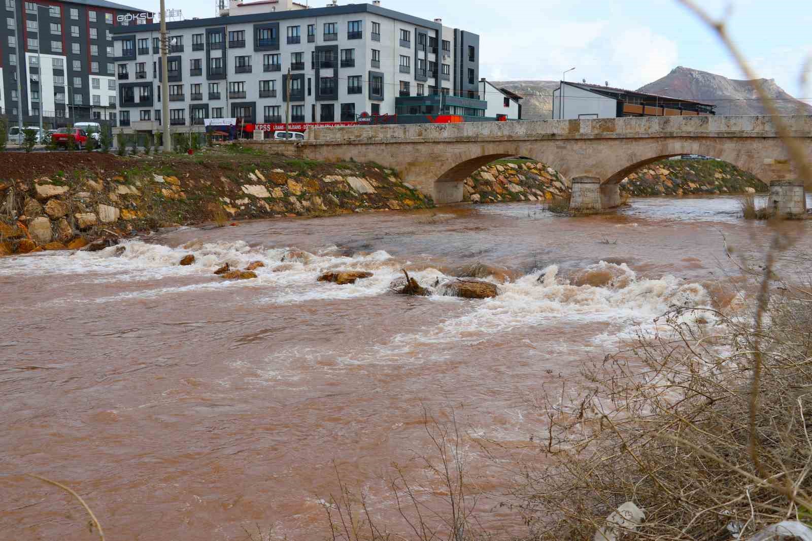 Fadlum Çayı Kızılırmak’a rengini verdi
