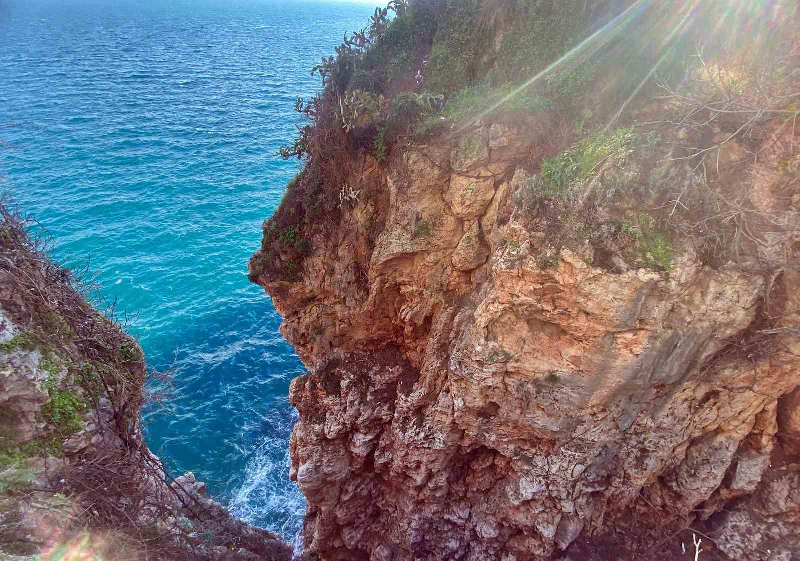 Falezlerde mahsur kaldığı sanılan kedilerin keyfi ‘ihbarla’ son buldu
