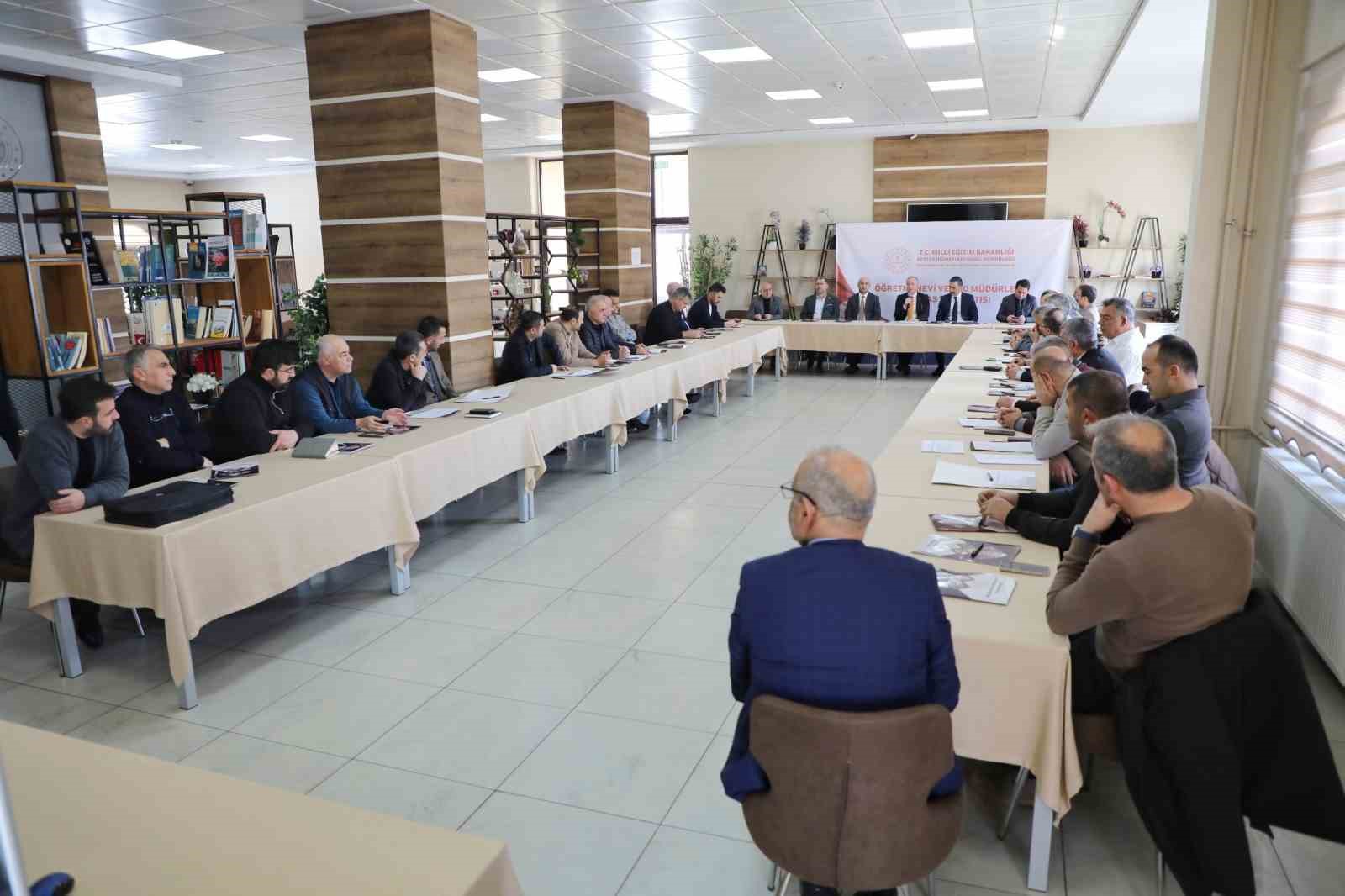 Farklı illerden gelen öğretmenevi müdürleri Ağrı’da bir araya geldi
