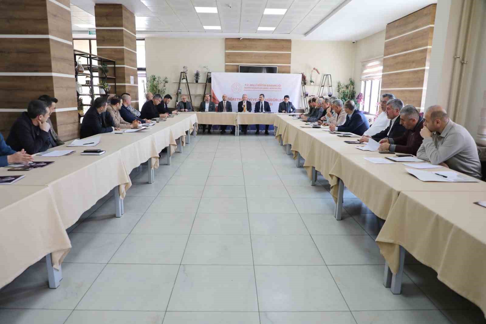 Farklı illerden gelen öğretmenevi müdürleri Ağrı’da bir araya geldi
