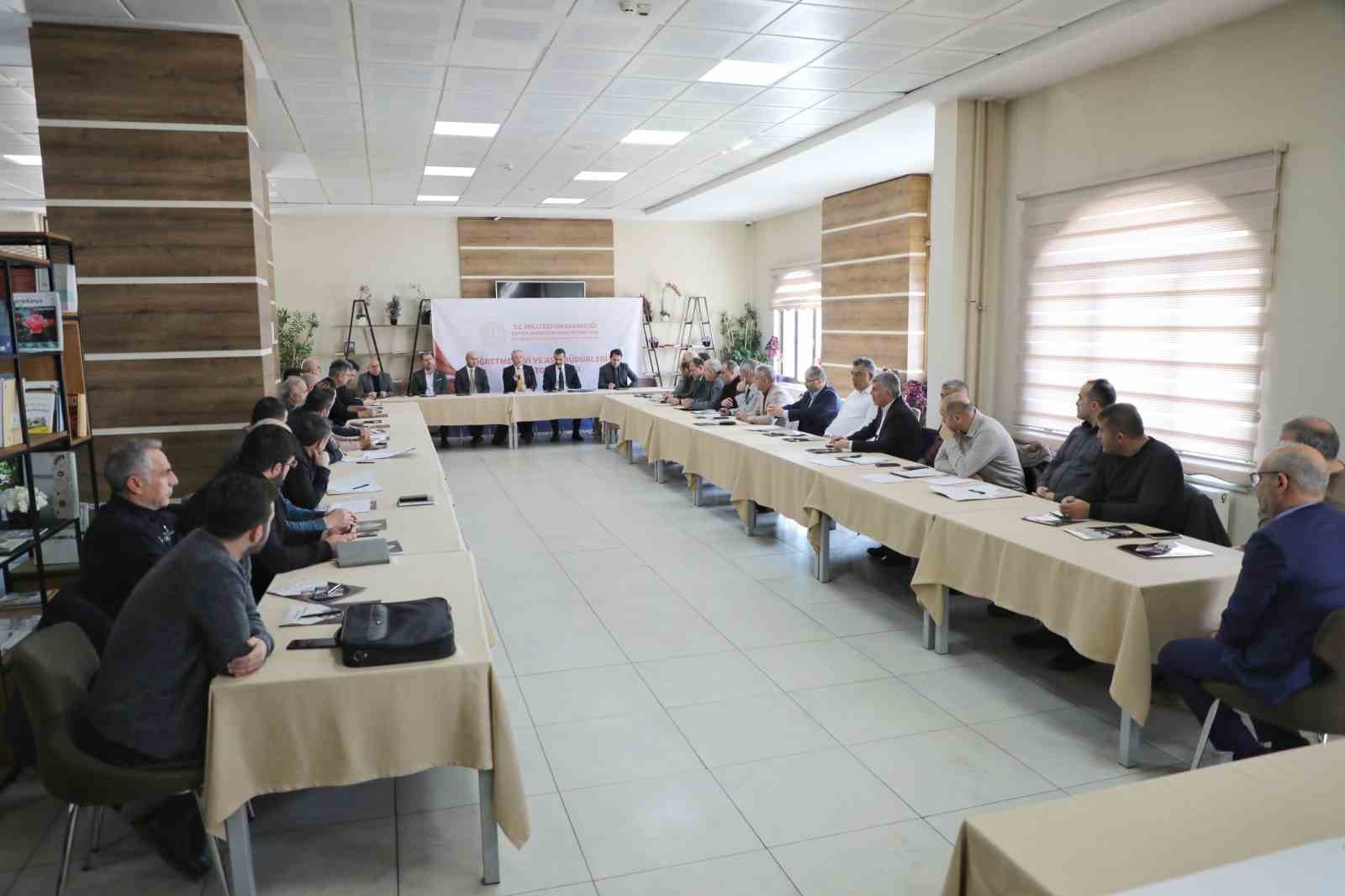 Farklı illerden gelen öğretmenevi müdürleri Ağrı’da bir araya geldi
