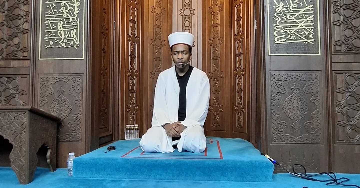 Farklı ülkelerden gelen öğrenciler teravih namazı kıldırıyor
