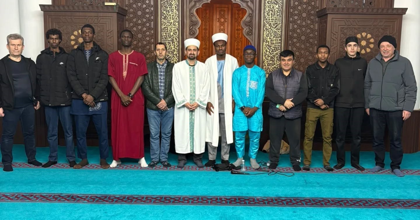 Farklı ülkelerden gelen öğrenciler teravih namazı kıldırıyor
