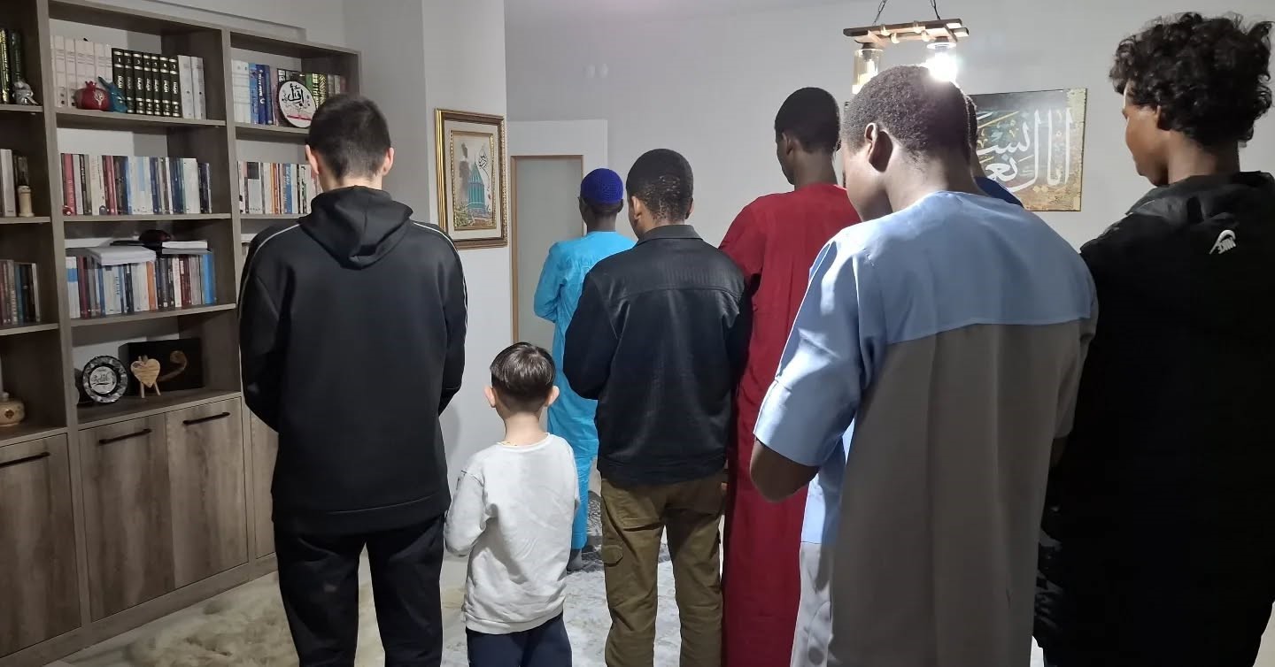 Farklı ülkelerden gelen öğrenciler teravih namazı kıldırıyor
