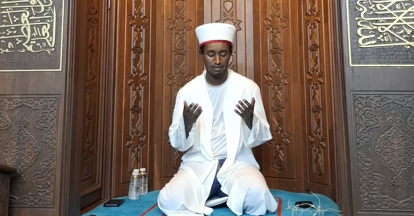 Farklı ülkelerden gelen öğrenciler teravih namazı kıldırıyor
