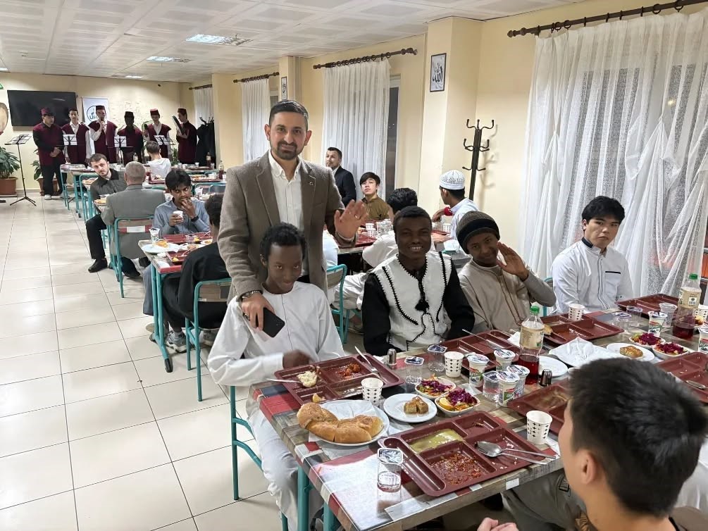 Farklı ülkelerden gelen öğrenciler teravih namazı kıldırıyor
