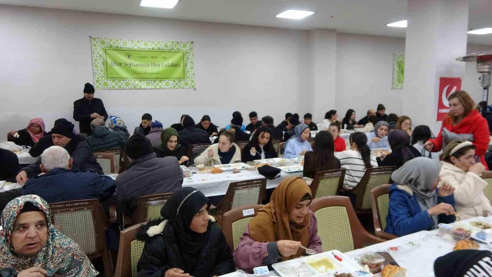 Fatih Erbakan Yozgat’ta vatandaşlarla iftar sofrasında buluştu

