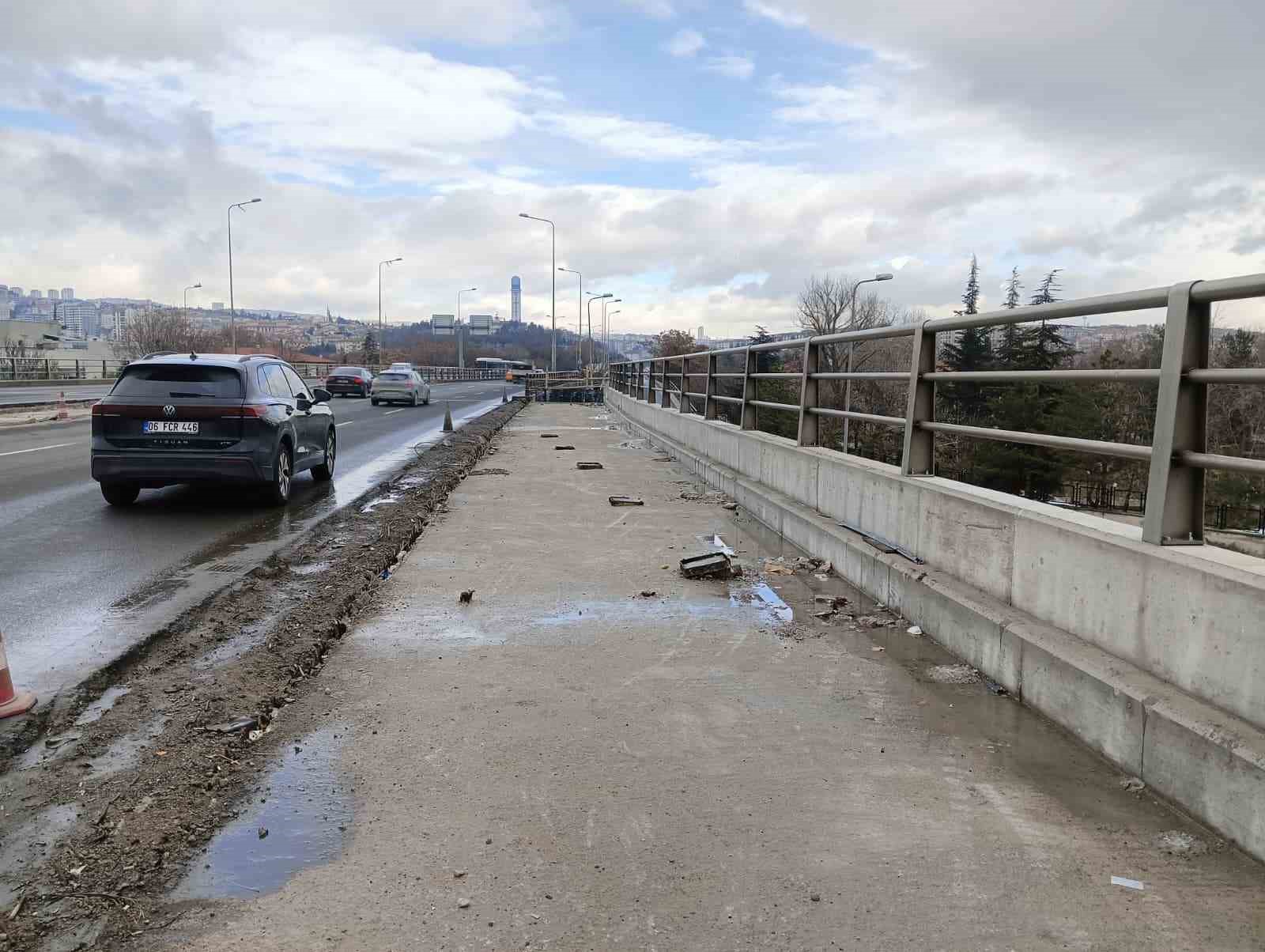 Fatih Köprüsü’ndeki açık inşaat alanı, ana arterdeki trafiği tehlikeye sokuyor
