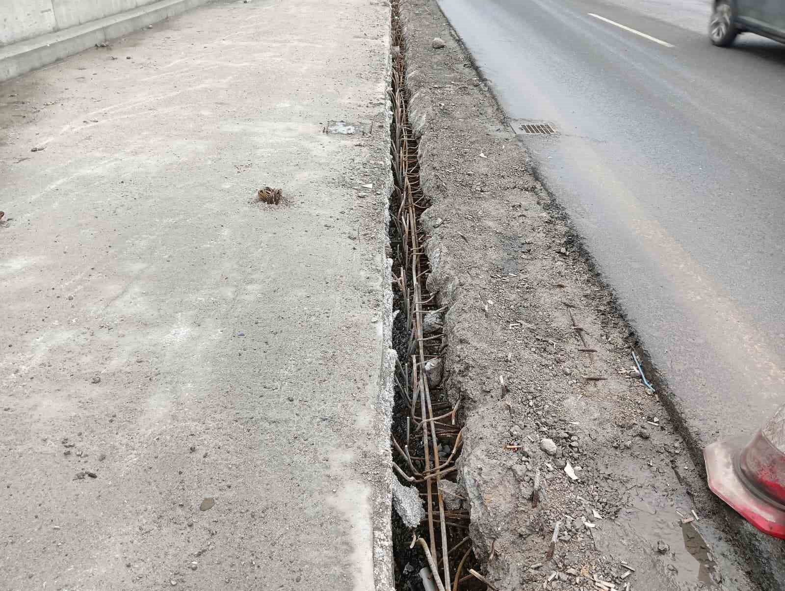 Fatih Köprüsü’ndeki açık inşaat alanı, ana arterdeki trafiği tehlikeye sokuyor
