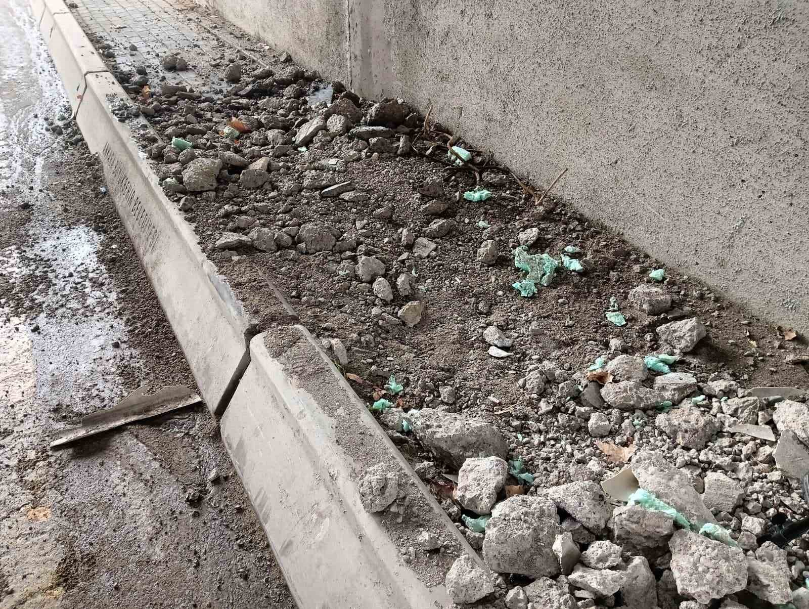 Fatih Köprüsü’ndeki açık inşaat alanı, ana arterdeki trafiği tehlikeye sokuyor
