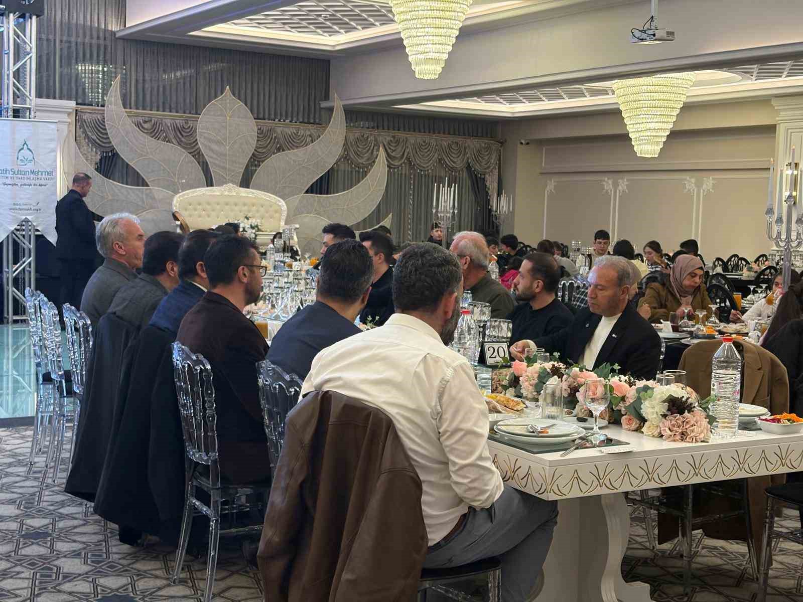 Fatih Sultan Mehmet Eğitim ve Yardımlaşma Vakfı iftarda buluştu
