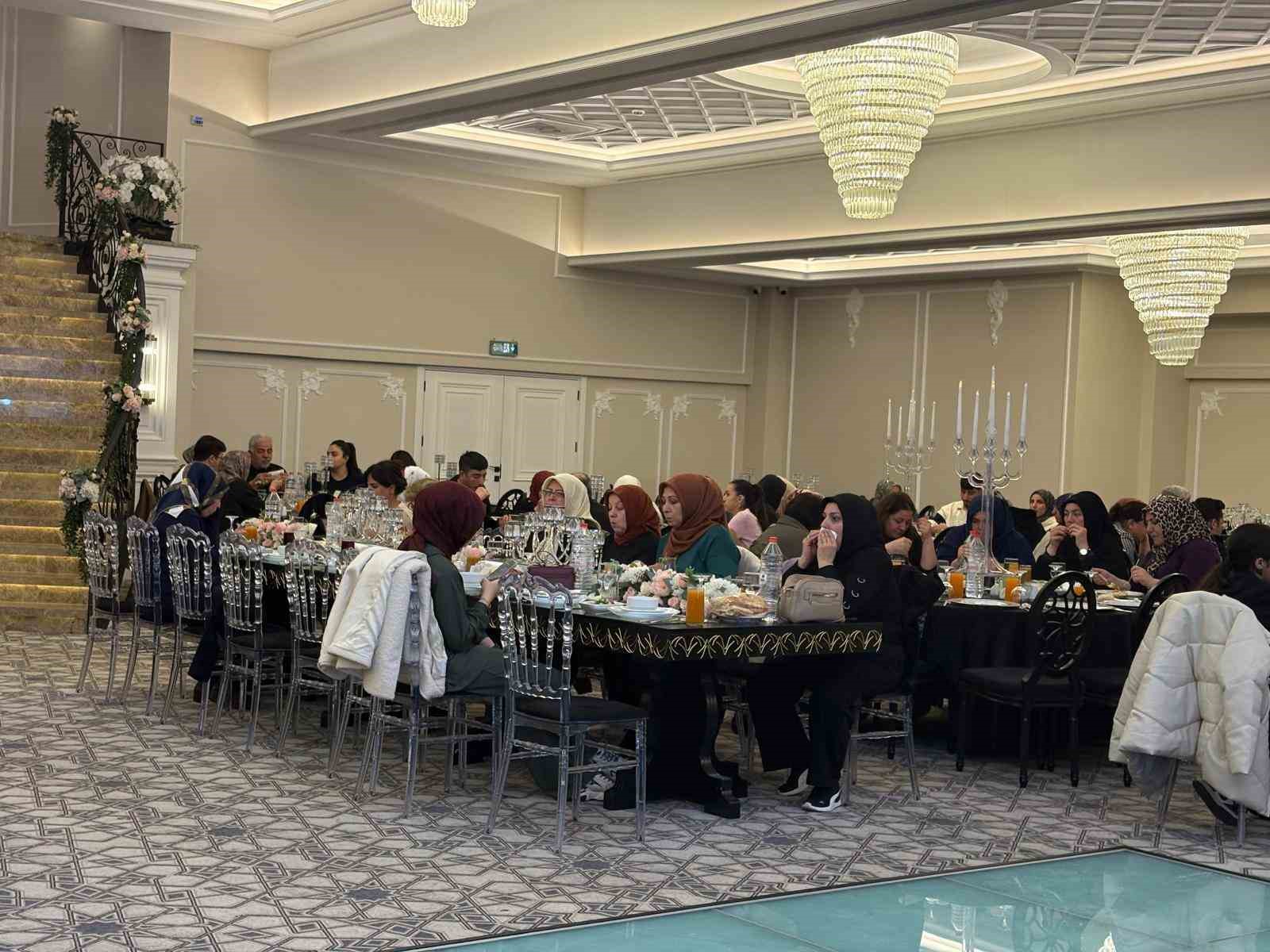 Fatih Sultan Mehmet Eğitim ve Yardımlaşma Vakfı iftarda buluştu
