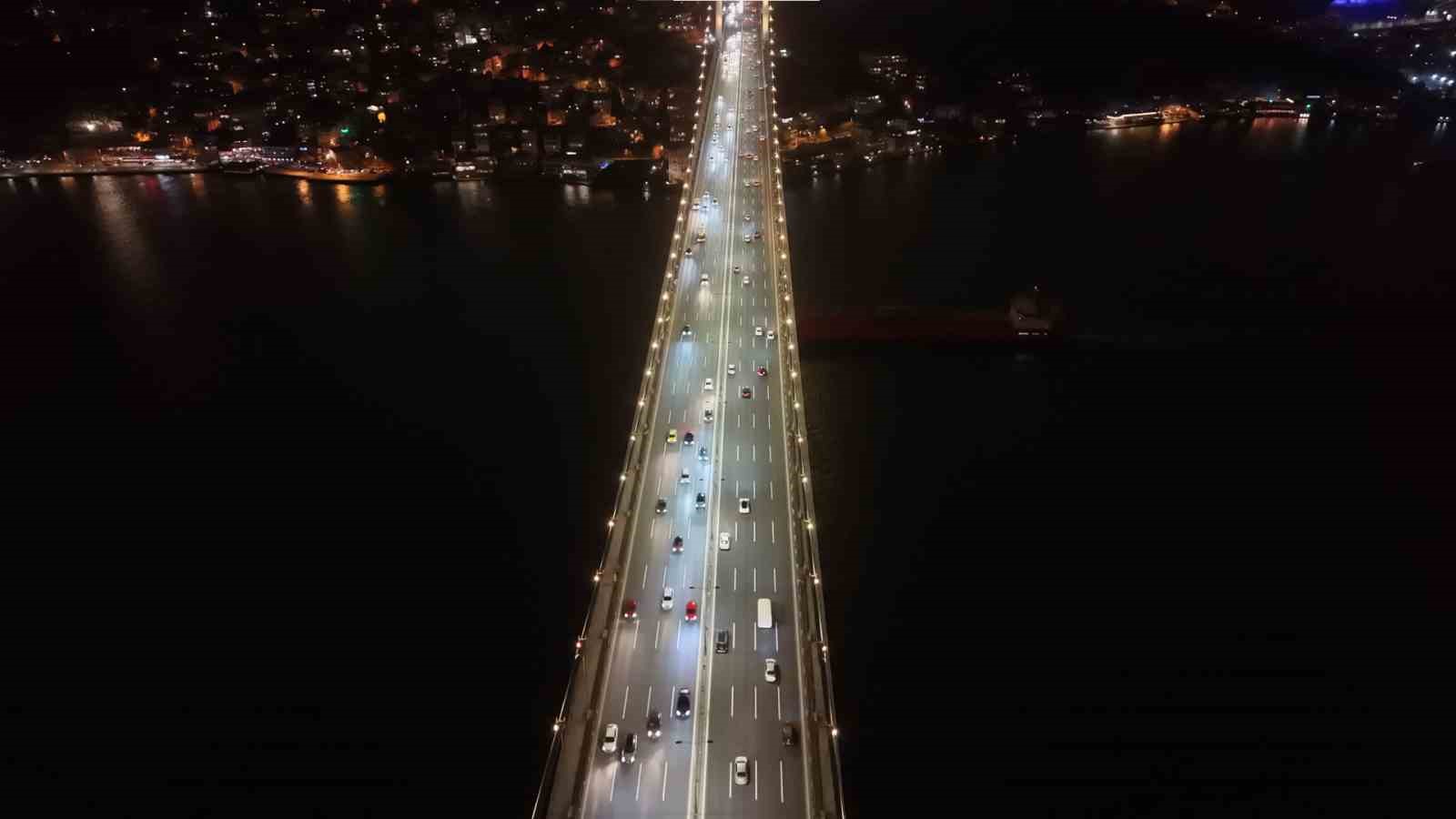 Fatih Sultan Mehmet Köprüsü kanser hastası çocuklar için sarıya büründü
