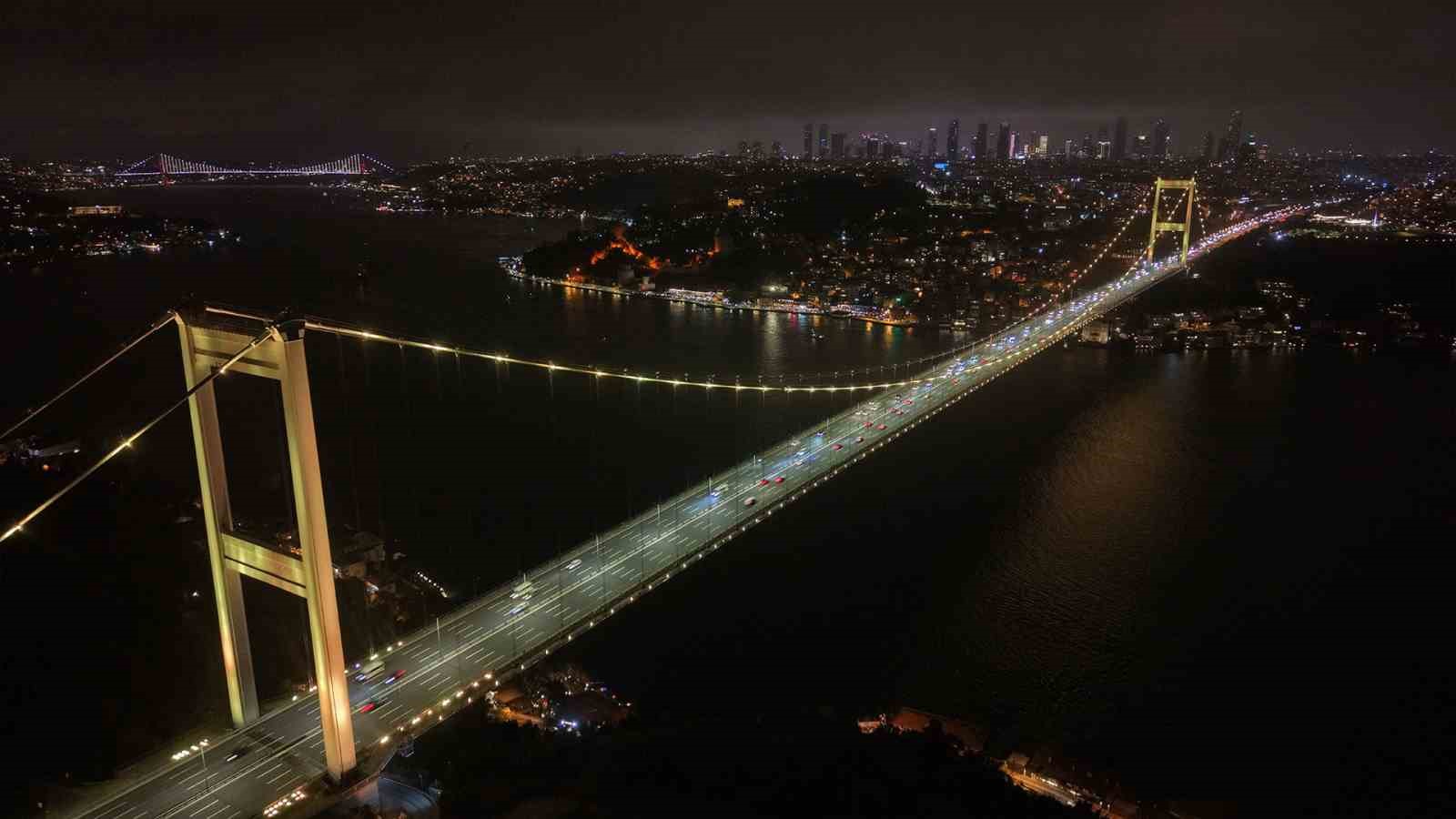 Fatih Sultan Mehmet Köprüsü kanser hastası çocuklar için sarıya büründü
