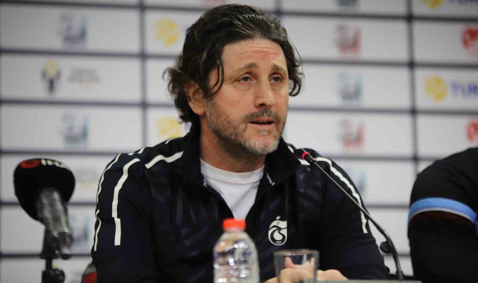 Fatih Tekke: "Kiminle oynarsak oynayalım amacımız Trabzonspor olarak kazanmak"
Fatih Tekke: "Kiminle oynarsak oynayalım amacımız Trabzonspor olarak kazanmak"