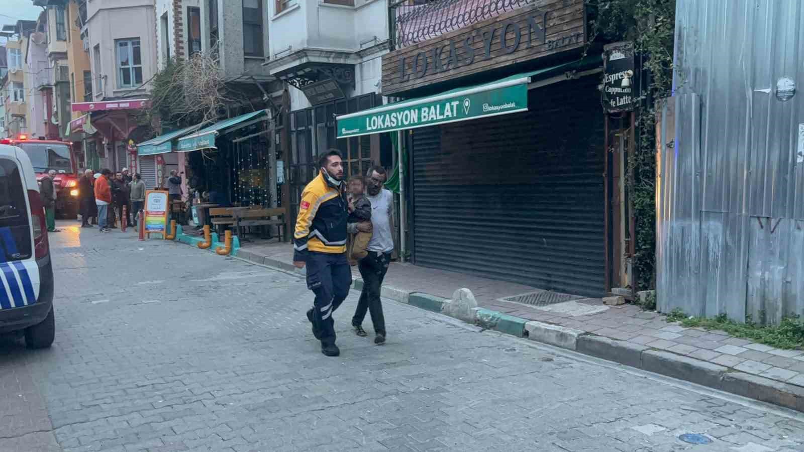 Fatihte 3 katlı binada yangın çıktı: 1 ölü 7 yaralı
