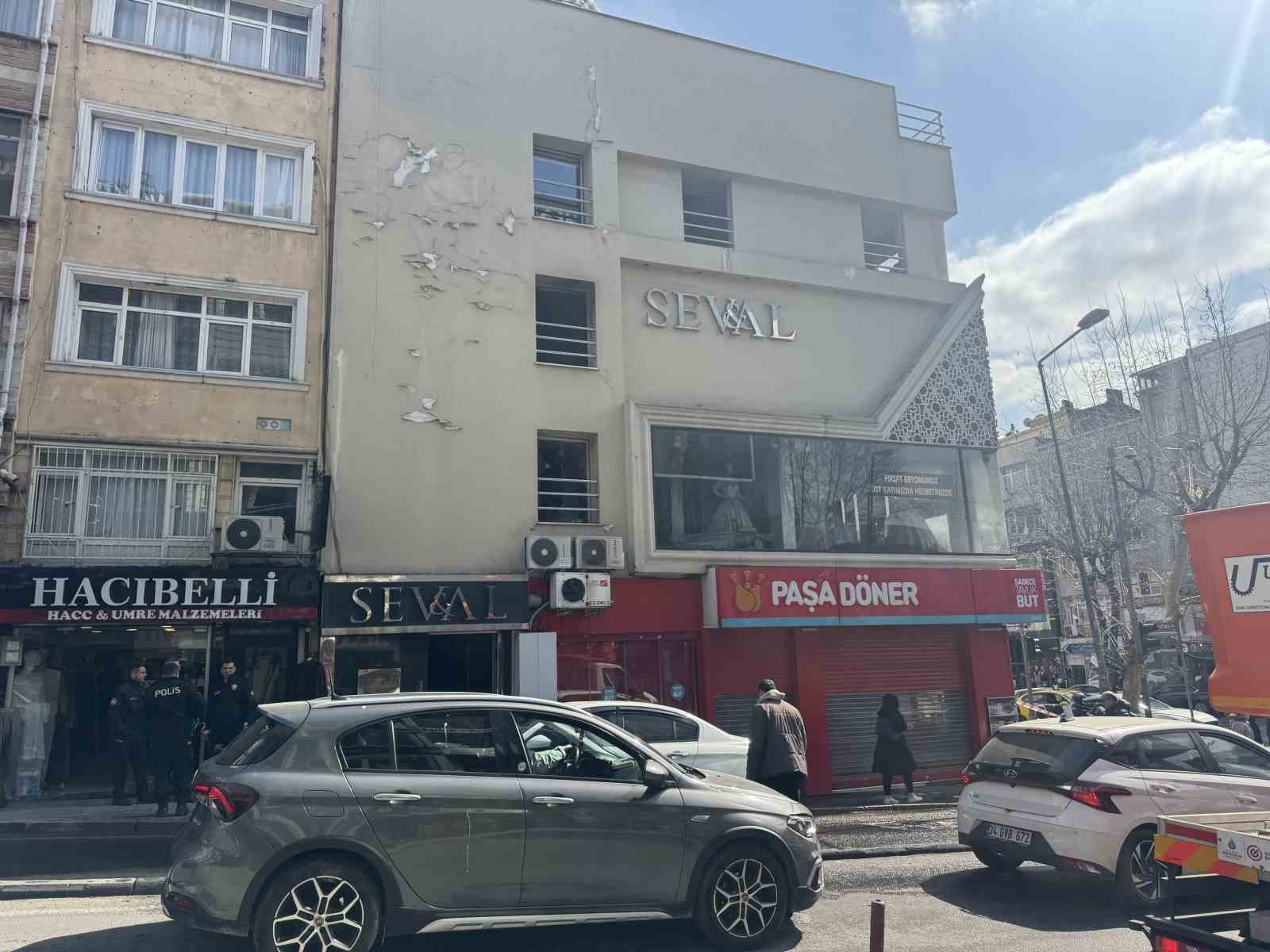 Fatih’te 3 katlı gelinlikçide yangın çıktı, ekmek teknesi yanınca gözyaşlarına boğuldu
