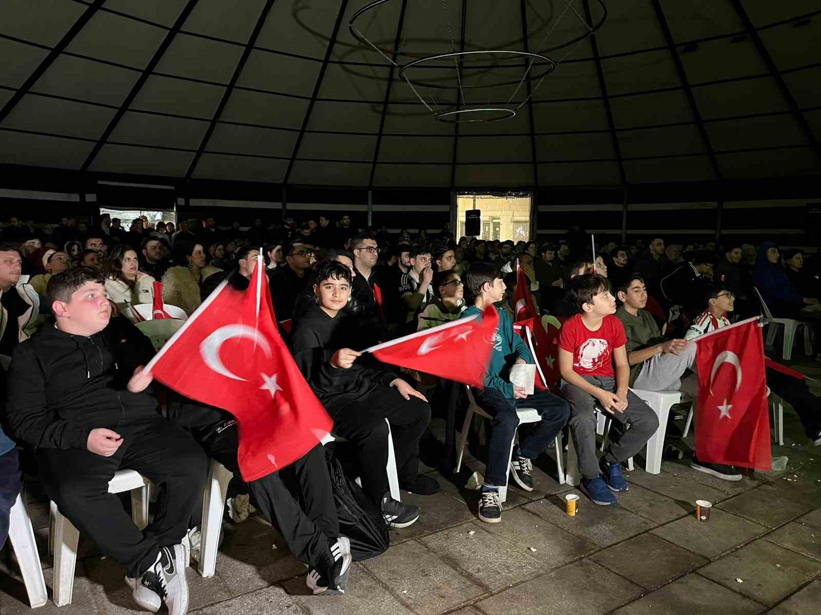 Fatih’te, A Milli Takım’ın Kosova galibiyeti coşkuyla kutlandı
