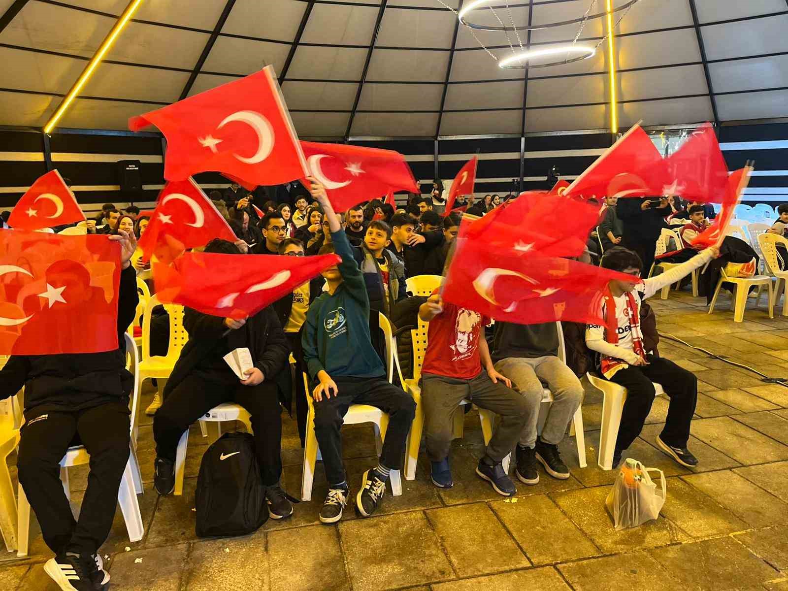 Fatih’te, A Milli Takım’ın Kosova galibiyeti coşkuyla kutlandı
