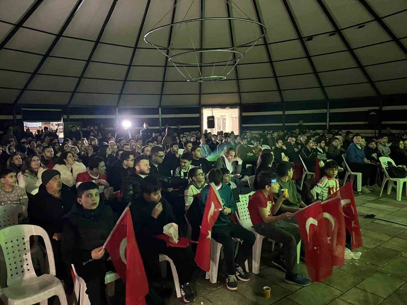 Fatih’te, A Milli Takım’ın Kosova galibiyeti coşkuyla kutlandı
