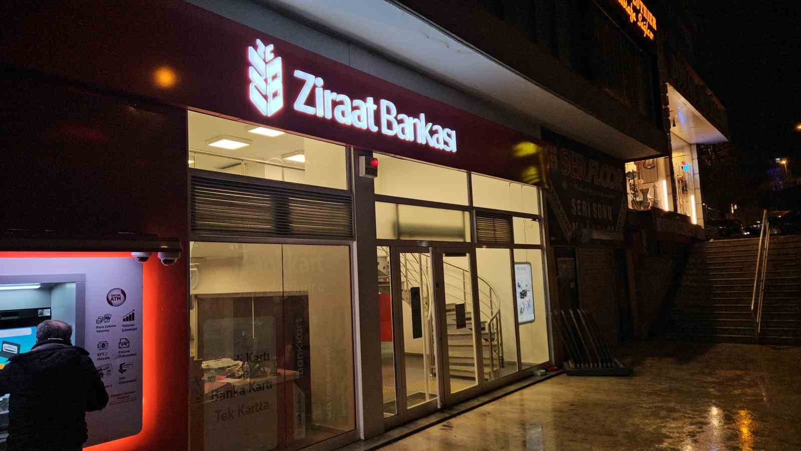 Fatih’te banka soygunu: Kaçarken çaldığı parayı düşürdü
