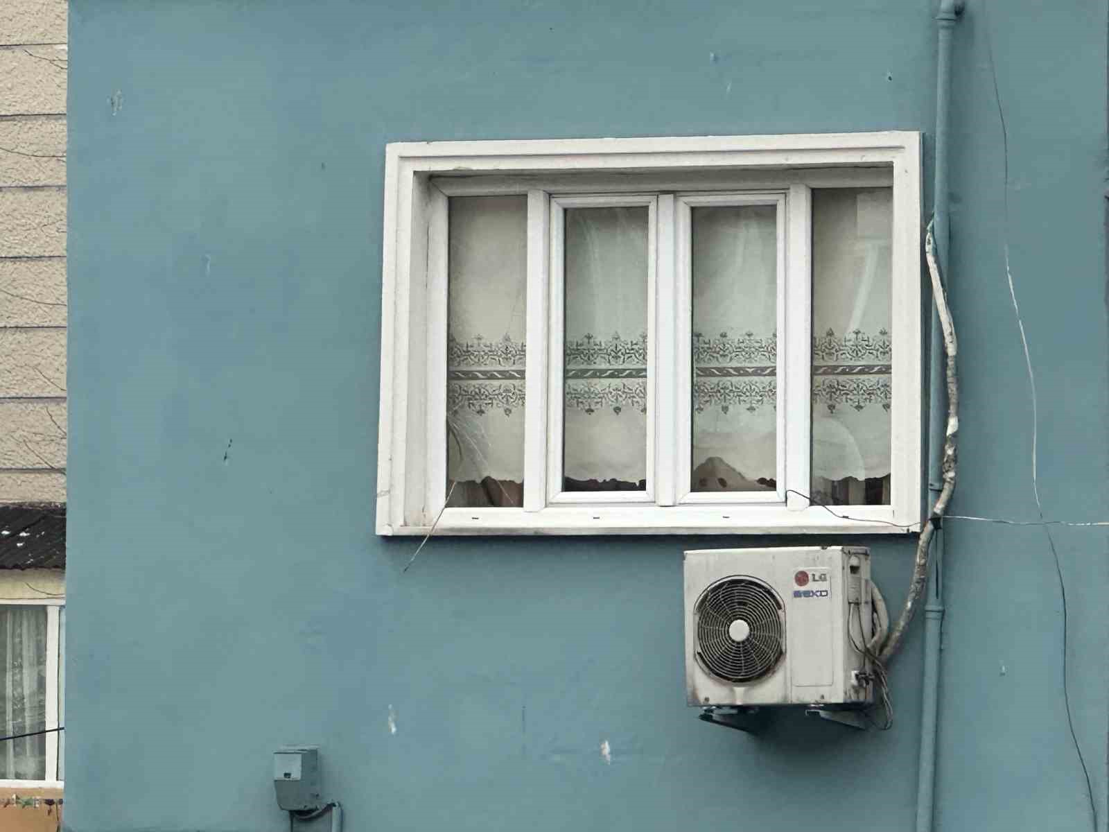 Fatih’te bina çökmesinde patlamanın etkisiyle demir parçaları evlere isabet etti
