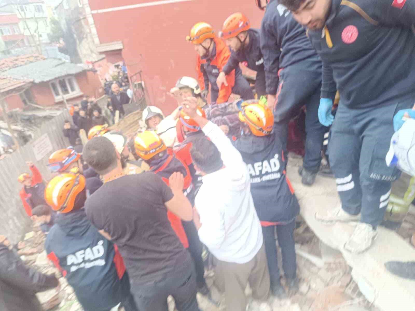 Fatih’te çöken binada enkaz altında kalanların kurtarılma anı kamerada
