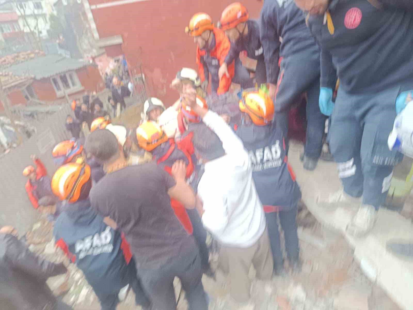 Fatih’te çöken binada enkaz altında kalanların kurtarılma anı kamerada
