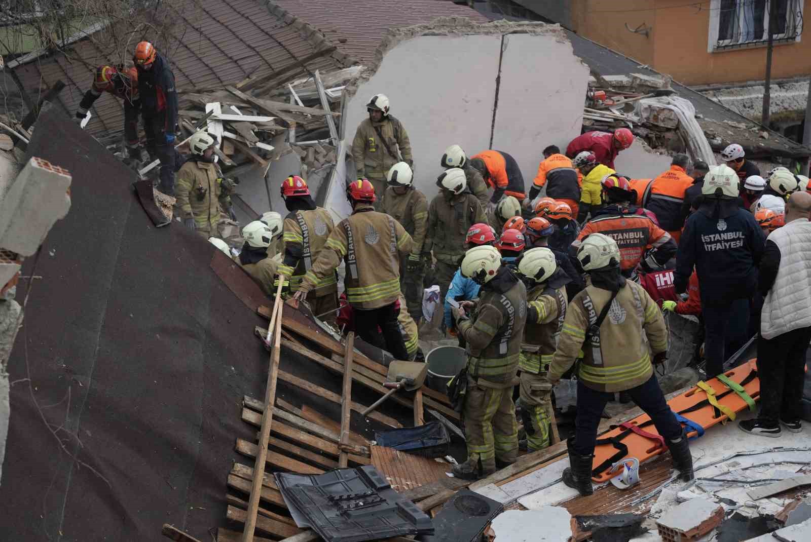Fatih’te çöken binalarda enkaz altında kalanları kurtarılma çalışması devam ediyor
