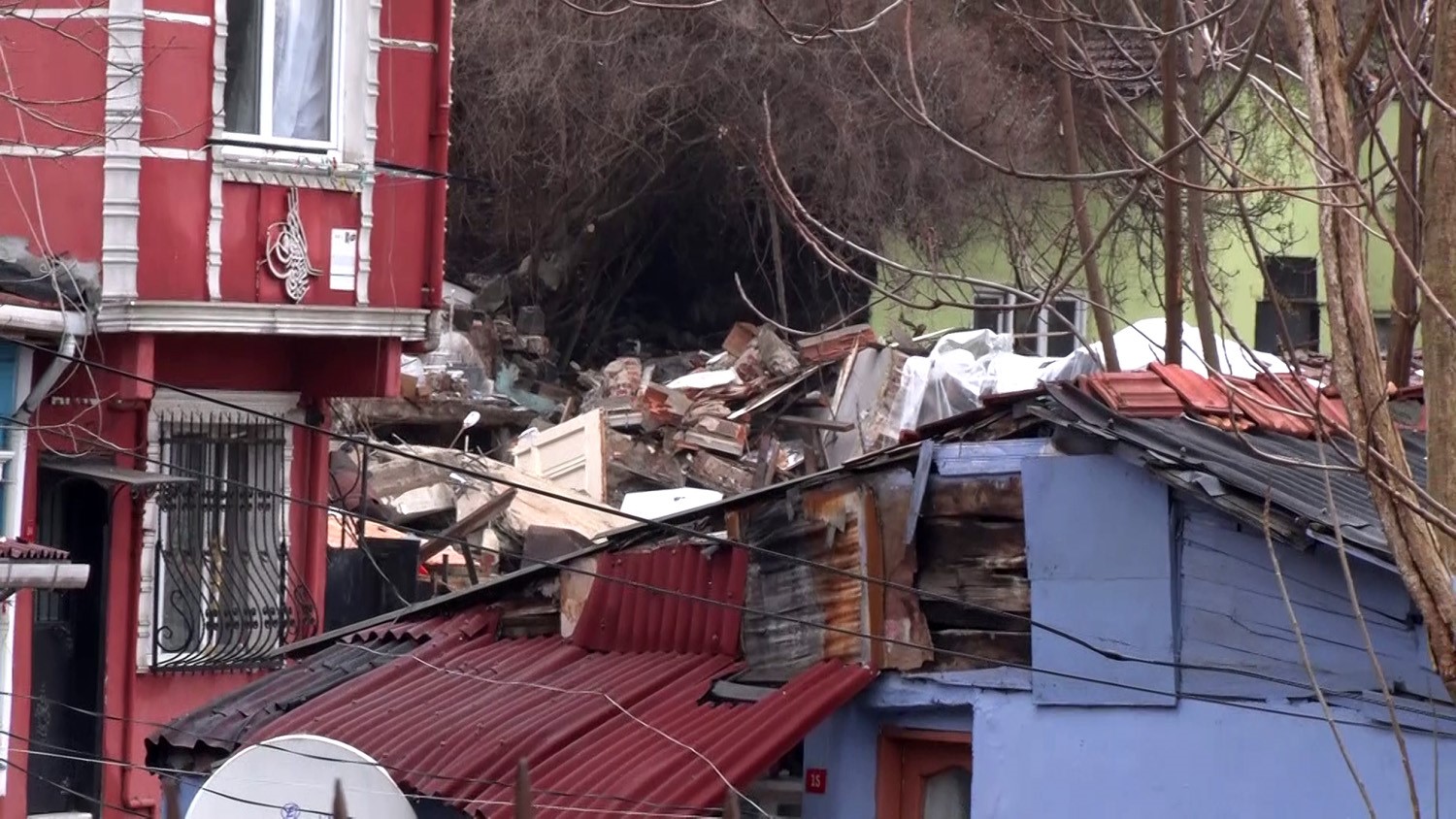 Fatih’te çöken binaların ardından çevrede hasar tespit çalışması başlatıldı

