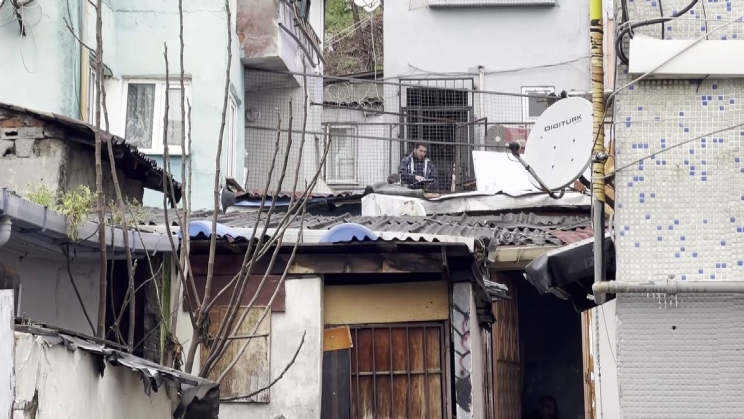 Fatih’te çöken binaların ardından çevrede hasar tespit çalışması başlatıldı
