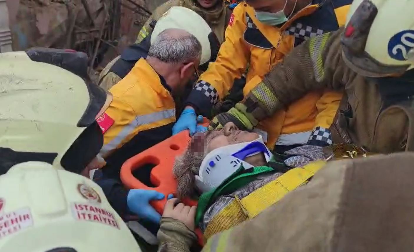 Fatih’te çöken binanın altında kalanların çıkarılma anı kamerada
