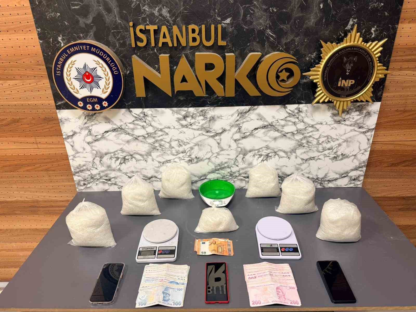 Fatih’te düzenlenen operasyonda 6 kilo 550 gram uyuşturucu madde ele geçirildi, 2 gözaltı
