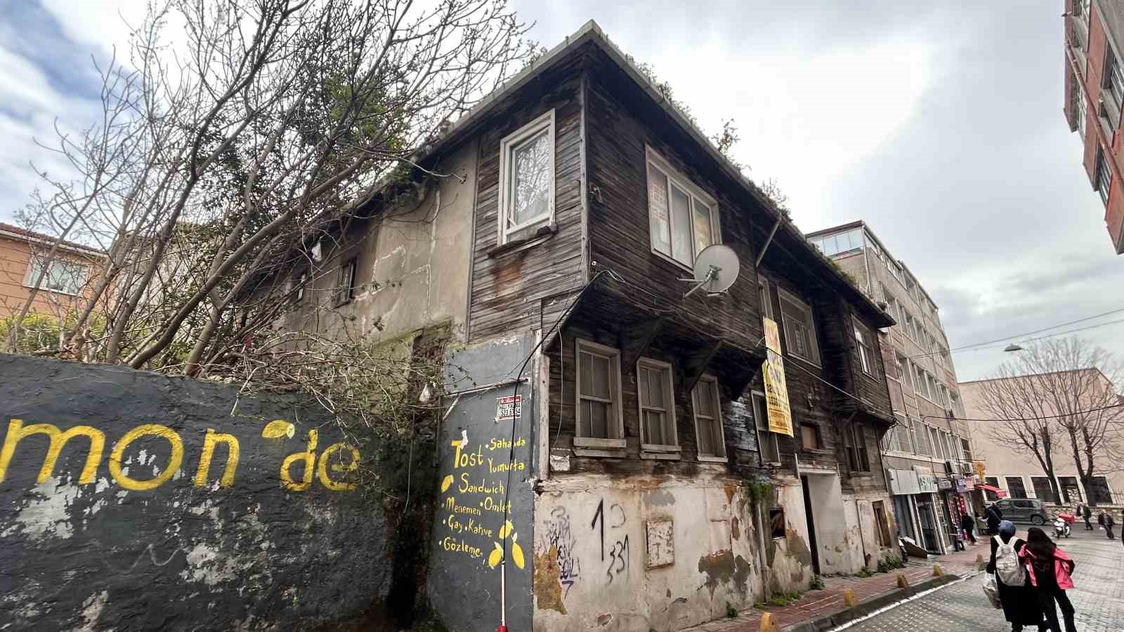 Fatih’te izinsiz kazı yapılan ev görüntülendi
