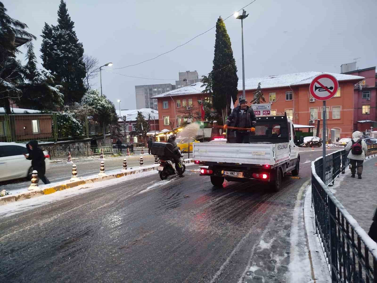 Fatih’te kar mesaisi: 350 personel, 80 araç sahada
