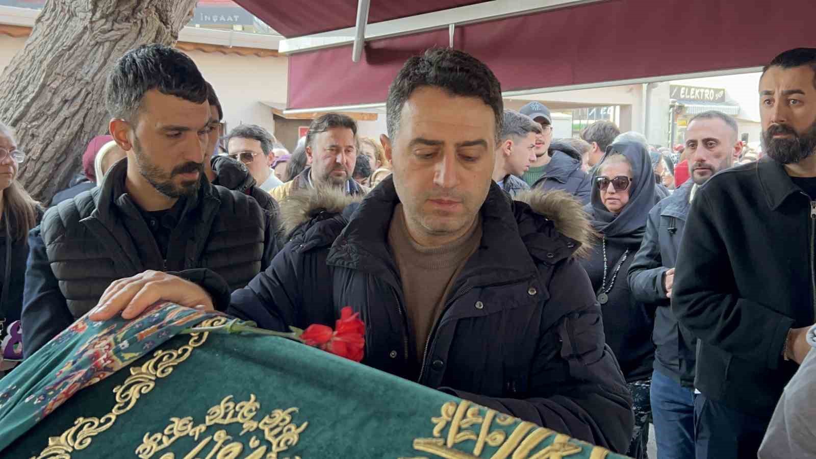 Fatih’te kocası tarafından öldürülen Semiha Deniz son yolculuğuna uğurlandı
