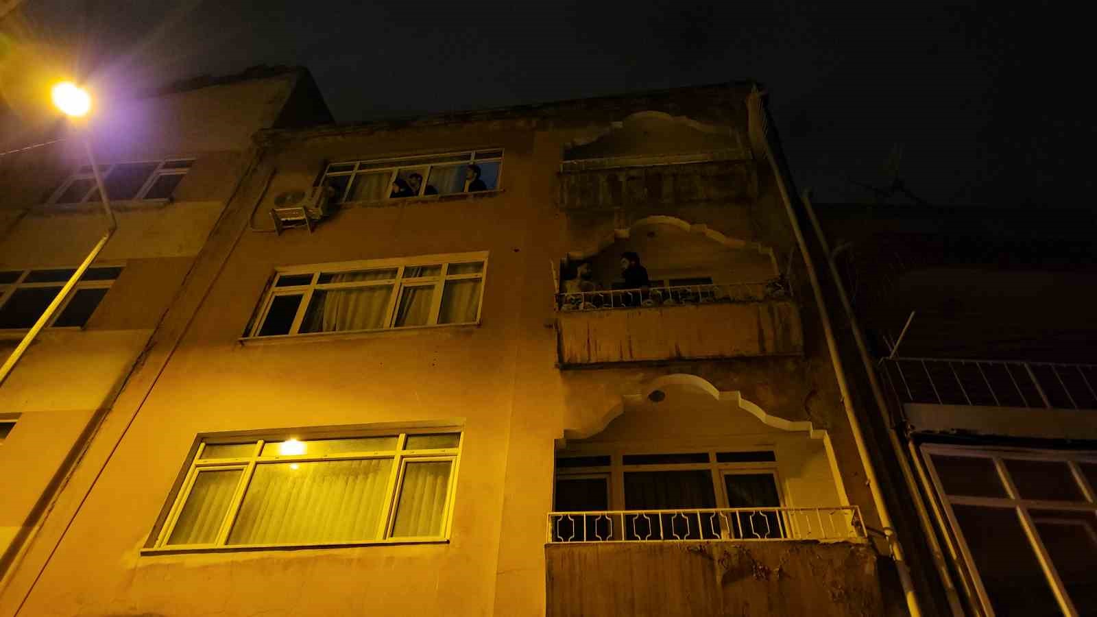 Fatih’te metruk binada çıkan yangın yanındaki ahşap binaya sıçradı: Bir kedi kurtarıldı
