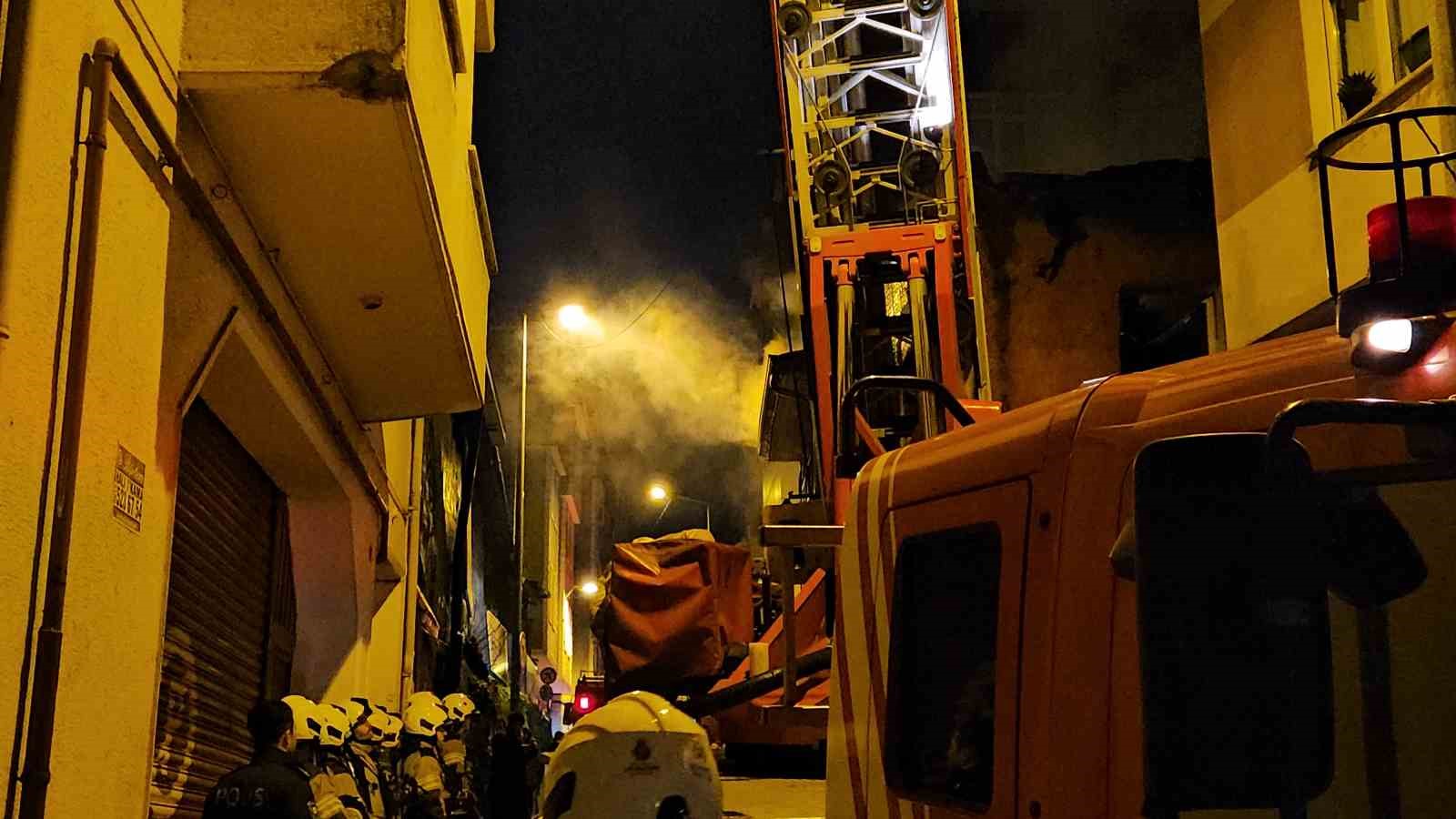 Fatih’te metruk binada çıkan yangın yanındaki ahşap binaya sıçradı: Bir kedi kurtarıldı
