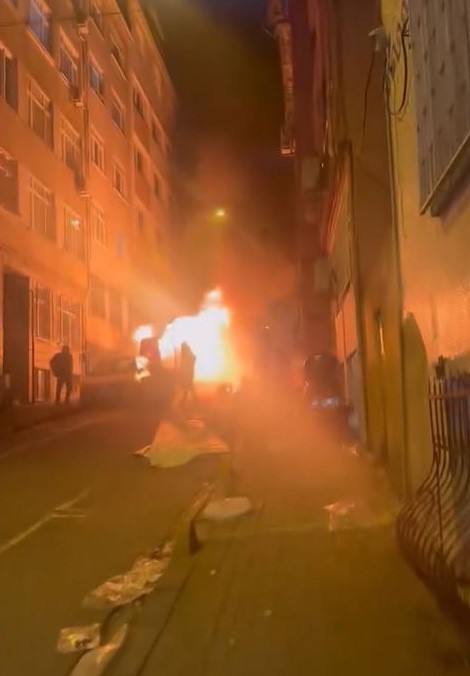 Fatih’te park halindeki otomobil alev aldı
