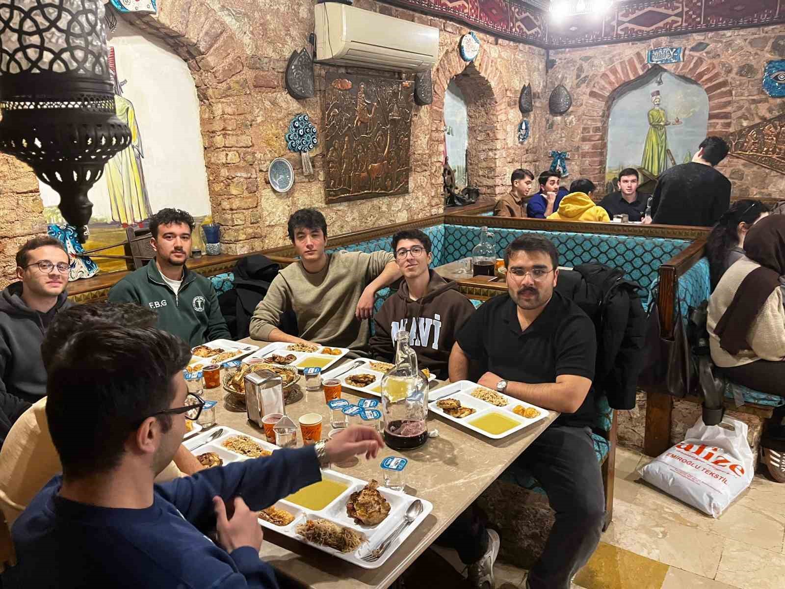 Fatih’te üniversite öğrencileri iftarda buluştu
