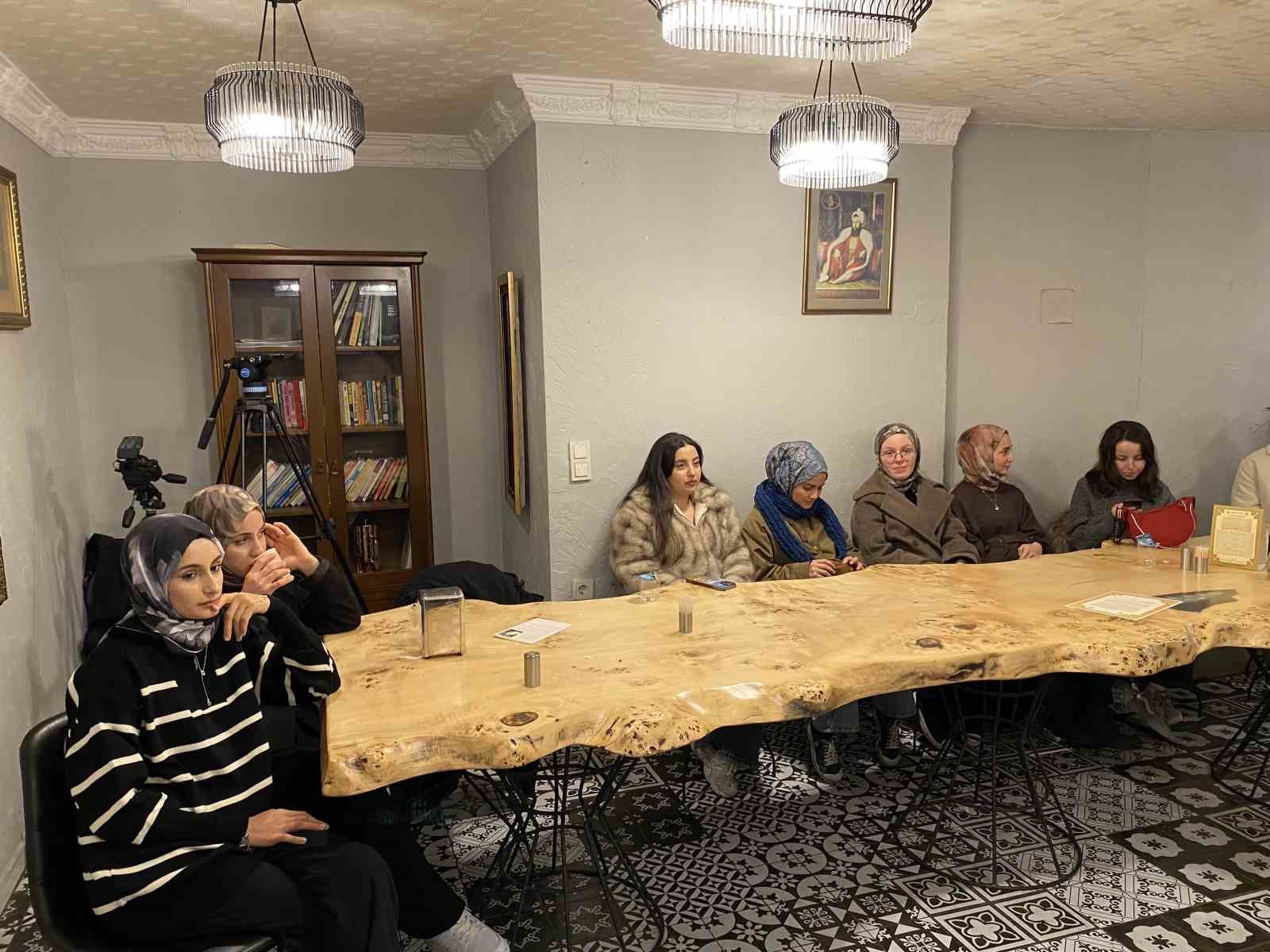 Fatih’te üniversite öğrencileri iftarda buluştu
