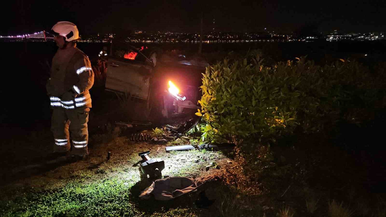 Fatih’te yoldan çıkan otomobil taklalar atarak parka savruldu: 1 yaralı
