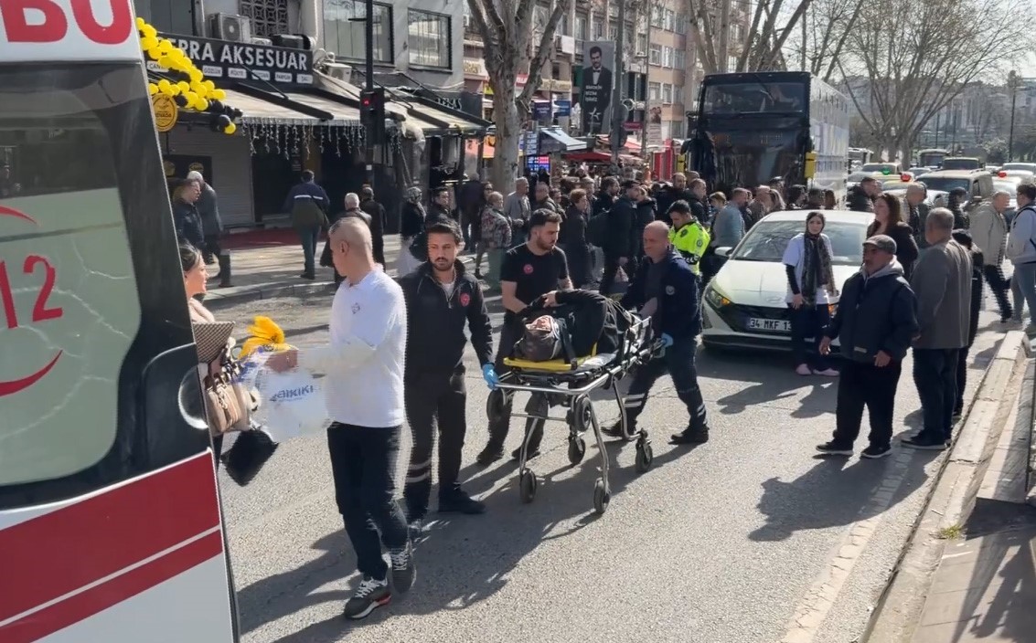 Fatih’te yolun karşısına geçmeye çalışan yaşlı kadına otomobil çarptı
