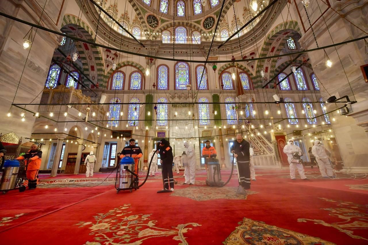 Fatih’teki camiler Ramazan öncesi gül suyuyla yıkandı
Fatih’teki camiler Ramazan öncesi gül suyuyla yıkandı