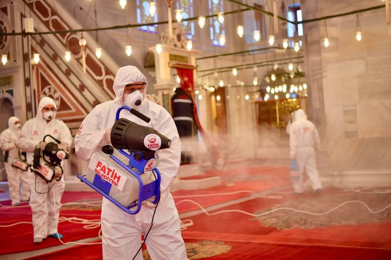 Fatih’teki camiler Ramazan öncesi gül suyuyla yıkandı
Fatih’teki camiler Ramazan öncesi gül suyuyla yıkandı