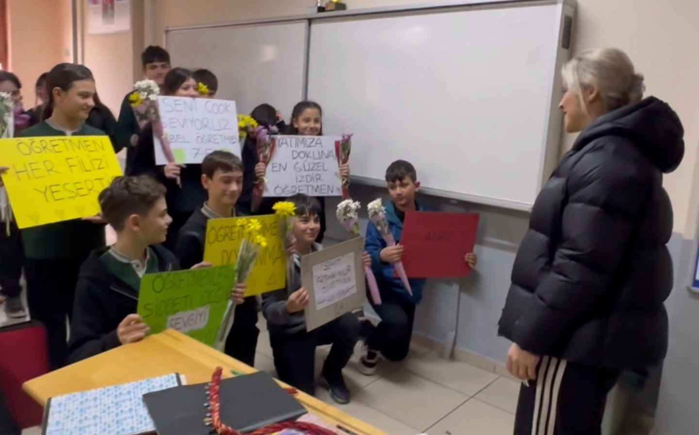 Fatma Nur öğretmenin anısına kendi öğretmenlerini mutlu ettiler
