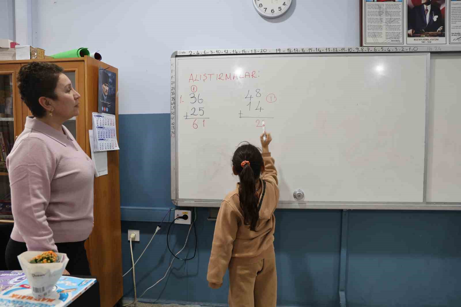 Fatma öğretmen kanseri yendi, öğrencilerine kavuştu
