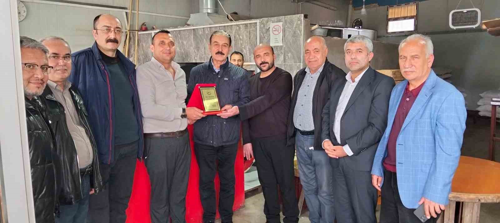 Fazla yardımı kabul etmeyen esnafa örnek davranış plaketi
Fazla yardımı kabul etmeyen esnafa örnek davranış plaketi