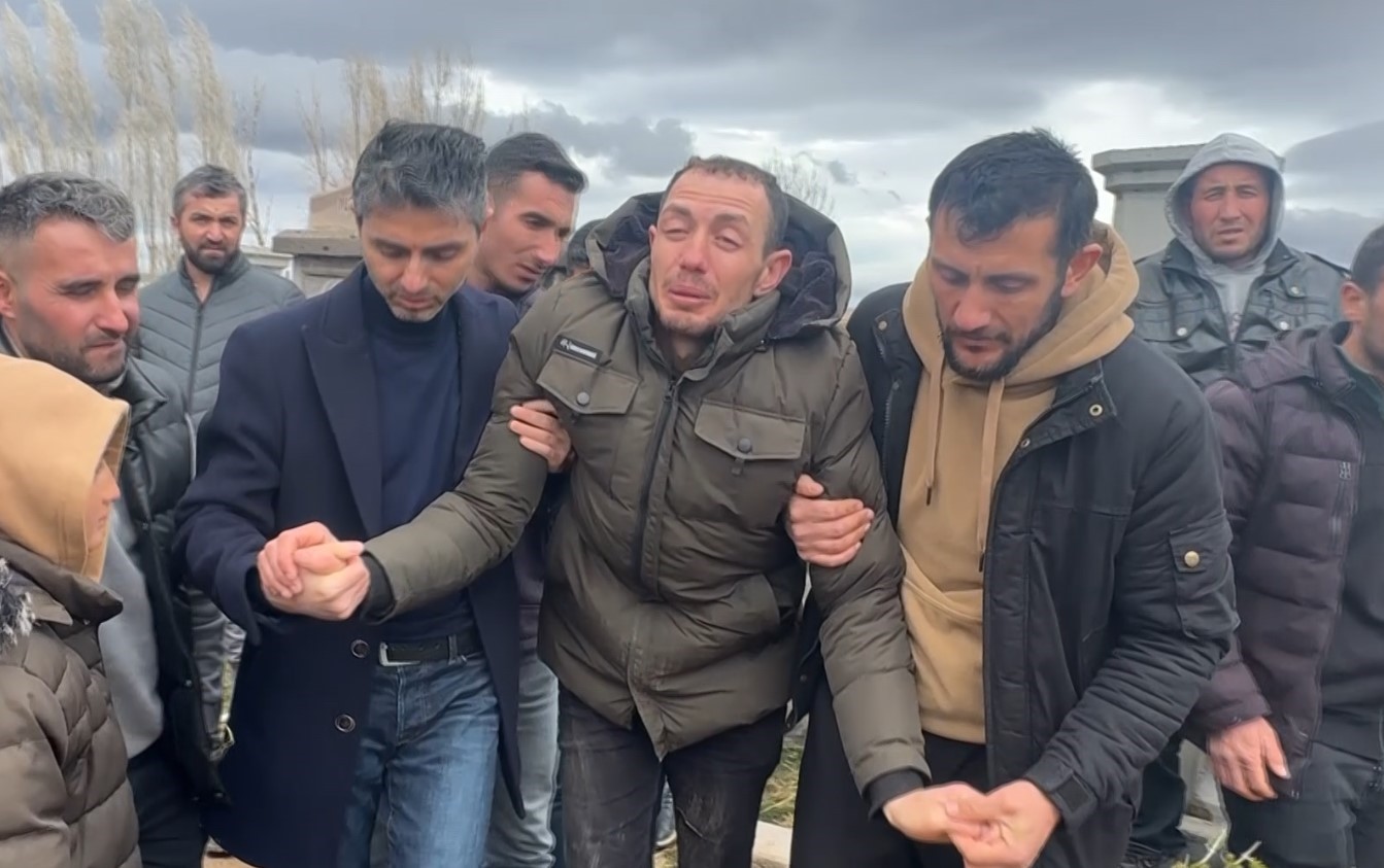 Feci şekilde can veren 5 yaşındaki çocuk defnedildi, acılı baba sinir krizi geçirdi
