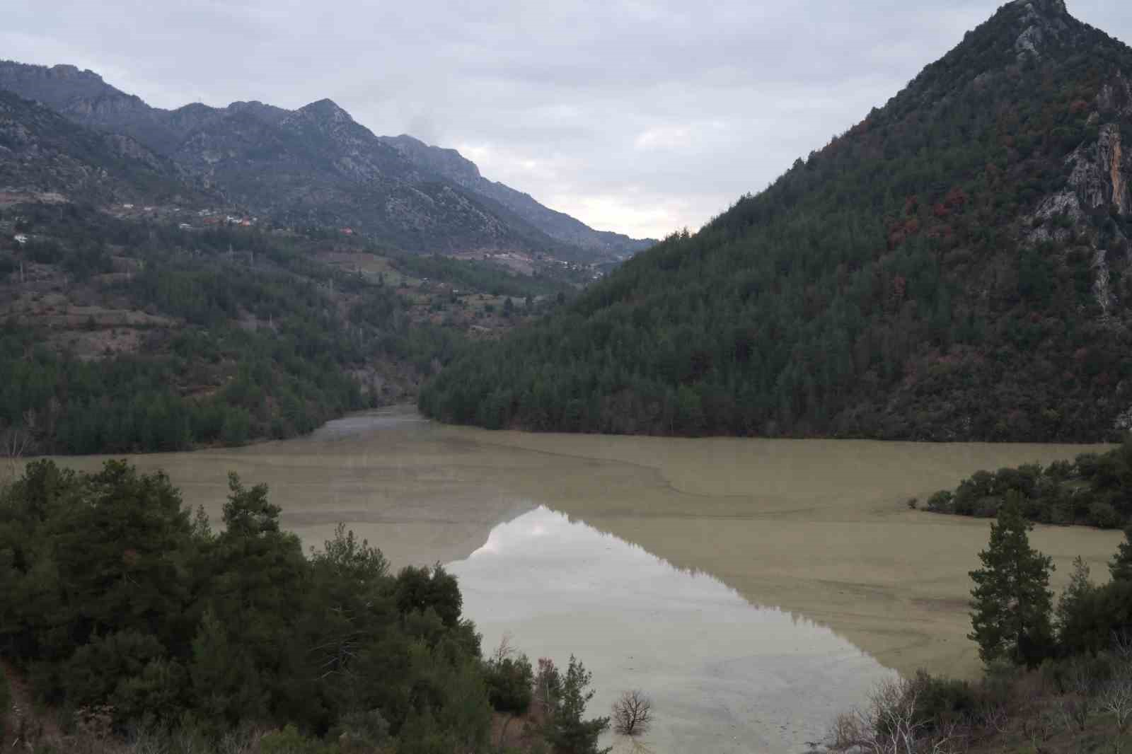 Feke Barajı’nda yükselen su seviyesi yüz güldürüyor
